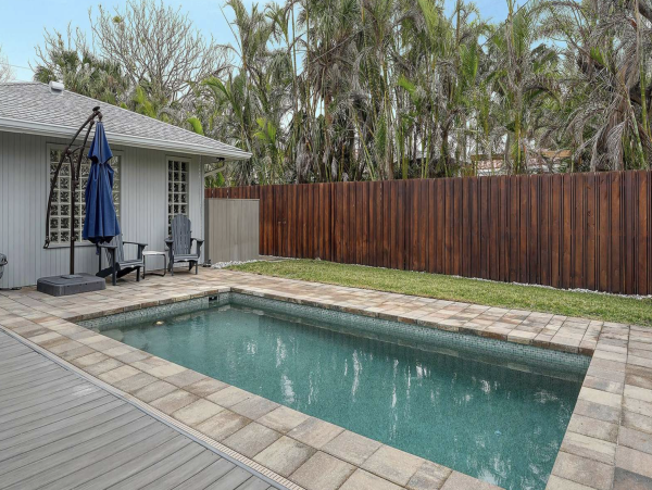 Lido Key Three Bedroom Vacation Home With Pool Walk To Beach